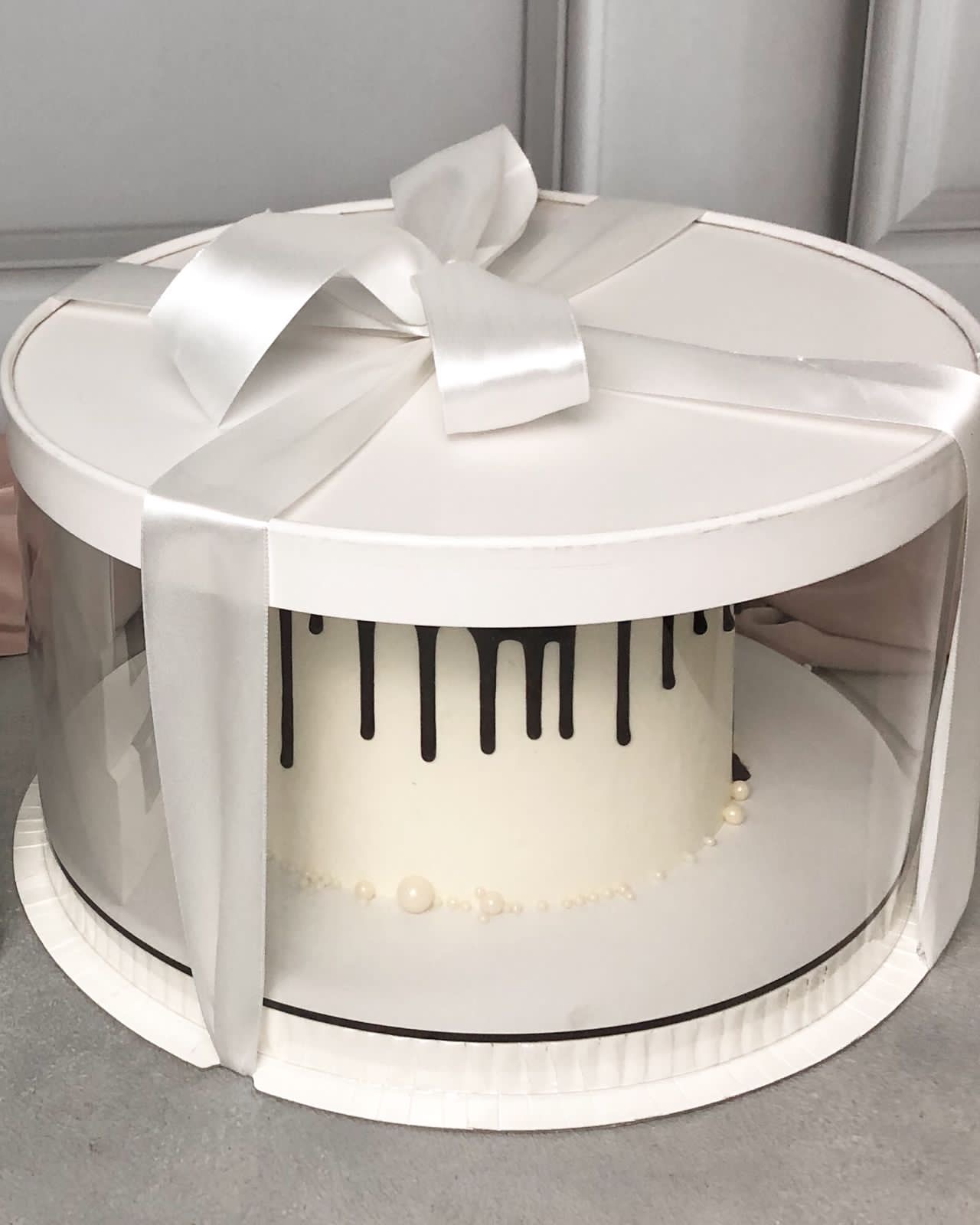 Коробка для торта тубус  30/23, толщ.пласт. 0,5 мм, цвет белый, усиленная, водоотталкивающая подложка с вырезами под ленту